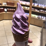 芋屋金次郎 日本橋店 - いも屋のソフト(紫芋)￥350