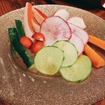 ビストロ 集 - アミューズ：彩り野菜、バーニャカウダのようにソースにつけていただきます。ソースはバーニャカウダのようなアンチョビ味ではなく独特。さっぱりと美味しいです。