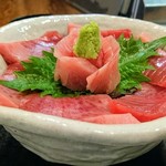 Idumiya - 中トロ鉄火丼（横から）