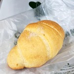 クイーンズベーカリー - 塩パン110円