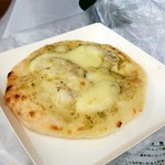 クイーンズベーカリー - バジルとモッツァレラピザ125円