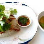 ファームラック - ムー・ヤーン丼のランチ(800円) 生春巻と果物も付くよ