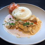 カサブランカシルク - 鶏肉とマッシュルームのマサマンカリーライス