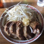 ラーメンくめちゃん - 料理写真:小ラーメン(油少なめ、ニンニク少なめ)＋豚入り