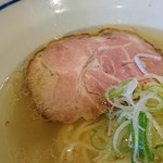 翔鶴 - このチャーシュー、たくさんの方に食べていただきたいです。麺を食べきった後、チャーシューを一口かじって、黄金スープを一口ふくんで食べるんです。美味しいですよ。
      