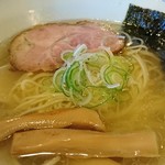 翔鶴 - そしてこちらがお化粧してあげた「お顔」です。何を施したかと申しますと、黄金色の美味しいスープを、チャーシュー、シナチク、刻みねぎ、焼き海苔にかけてシットリさせたのです。これも恋心からです。(笑)