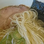 翔鶴 - この黄金色したスープをご覧ください。麺をすする一口目にグッと鼻腔を歓ばせてくれる、鶏出汁の旨香り、鶏油の旨味、もうトリコになっちゃいました。