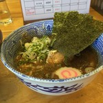 中華蕎麦 サンジ - 特製つけ蕎麦のつけ汁。 なるとがキュート♡ ねぎもプリタツでウレシイ♡ 変わらずドロッドロ、魚粉しっかり。 これに唐辛子を少々加えるのが最近のお気に入り 