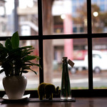 三愛 - 大きな窓からは雨の豊橋が。