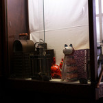 三愛 - 猫の置物がありました。