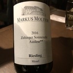 sincere - マーカス・モリトール
      ワインアドヴォケイド誌100点の造り手さんだそうです
      
      ツェルティンゲン村 ゾンネンウーアーの畑で、樹齢の高いブドウ。中には樹齢100年モノも。 モーゼル最高の区間