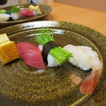 こいぶみ寿し - 握り「玉子・マグロ・メネギ・ボタンエビ」(2018年11月)