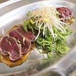 山小屋酒場 ケモノ - エゾ鹿のタタキ～ポン酢で～税抜1000円