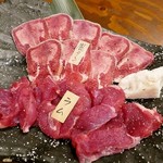 山小屋酒場 ケモノ - 鹿タン税抜1200円と生ラム肩ロース税抜1500円