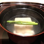 一本木石橋 - 胡桃豆腐の食感も滑らかでいい味わいですし、甘鯛の旨みが加わりいい味わいに。