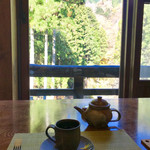 渓谷展望カフェ - 窓に向かうお席