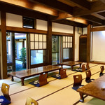 渓谷展望カフェ - 渓谷に面した鉤型の建物