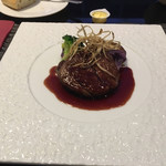 テラスカフェバー - 牛フィレ肉 ごぼうチップスを載せて