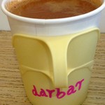 Darbar - プラスチックの持ち手に入った紙コップで提供されるチャイ