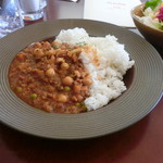 BENCH - キーマカレー　サラダ付