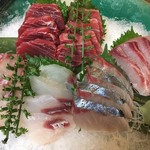 まぐろ漁船直営店　旬魚　磯よし - 大間まぐろ、ヒゲソリダイ、シマアジ、赤ヤガラ お造り盛り合わせ