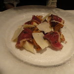 クッチーナ イタリアーナ ガッルーラ - 軽く燻した“鴨胸肉”と無花果、マリネしたジロール茸とパルミジャーノ