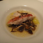 クッチーナ イタリアーナ ガッルーラ - “金目鯛”と桑名の蛤の蒸し焼き　その骨でとったお出汁と銀杏　秋きのこのズッパ