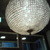 モキチ クラフト ビア - 内観写真:クリスタルの丸い大きな照明が目印です。