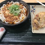 Hanamaruudommegadonkihotehirohataten - 麻婆あんかけうどんとゲソ天と明太子おにぎりです