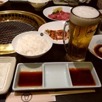 Ondoru - ご飯、ビール、タレ2種にポン酢の大根おろし