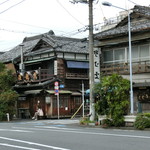 桜なべ 中江 - 隣は天ぷらの「土手の伊勢屋」、左の木の影になっているのが「中江」