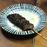 カブト - キャーーー！！！えり焼きぃーーー！！！
      “一通り”を注文。先ずは蒸して焼かれたのが2本。
      『もう1本ちょっと待って〜』と。
      
      美味い！！！骨はあるが柔らかくて美味い！！！
      コレは美味いぞ！！！
      
      