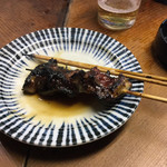 カブト - キャーーー！！！地焼きのえり焼きーーー！！！
      勿論蒸しほどヤワでは無い。が、コレ美味いなぁ〜〜〜
      
      アブラもいい感じだし、タレがサラッとしてて甘くないのがイイ！！！
      
      山椒や七味は要らない！
      
      