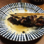 カブト - きも焼き。コレも美味いなぁ〜〜〜
      
      きもの苦さもいい感じ！！！
      
      後で『きも焼き』追加しました。
      
      串7本にアサヒ大瓶にキンミヤで￥2950。
      
      新宿行ったら毎回行きたい！！！
      
      
      