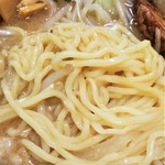 味噌らーめん 御成屋 - 麺は気持ち細めで弾力はイマイチ。