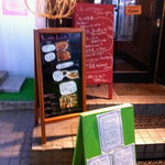 Kushiyaki Den - 看板が賑やかですね。（2011.10.01）