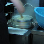 手造りうどん 楽々 - とにかくかき混ぜます!!