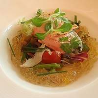 クイーン・アリス 横浜店 - 20種の野菜とキノコのサラダ仕立て フルーツトマトのムースと共に