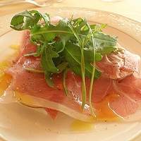 クイーン・アリス 横浜店 - 贅沢サラダ 生ハム・イチヂク・モッツアレラチーズの南仏風