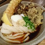 うどん屋 きすけ - 鯛ちくわ天と温泉たまごのぶっかけ＋舞茸の天ぷら