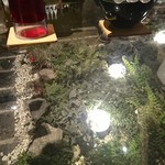 Japanese Ramen Noodle Lab Q - 中央テーブル下の植物