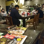 Japanese Ramen Noodle Lab Q - 待合席から見た店内