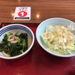 しんにゅう駅前食堂 - 小松菜としめじのナムル サービスのサラダ