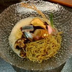 烈志笑魚油 麺香房 三く - 麺は中細の縮れ。