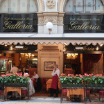 Galleria Restaurant & Pizza - ２階建て〜♬ でございます