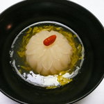 料亭旅館　いちい亭 - １つの蕪に１５０回包丁を入れて綺麗な菊が咲きます　中には鴨のミンチ