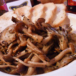 ケニーズ - ツブ貝　と　きのこ　のソティー　９００円