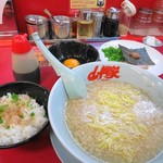 ラーメン山岡家 - 朝ラーメン450円と玉子かけごはん230円、具は別盛りで