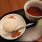 ヤマナカ カフェ - 秋の限定・栗の生大福とほうじ茶(500円)