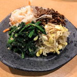 焼肉金金 - ナムル盛り合わせ。